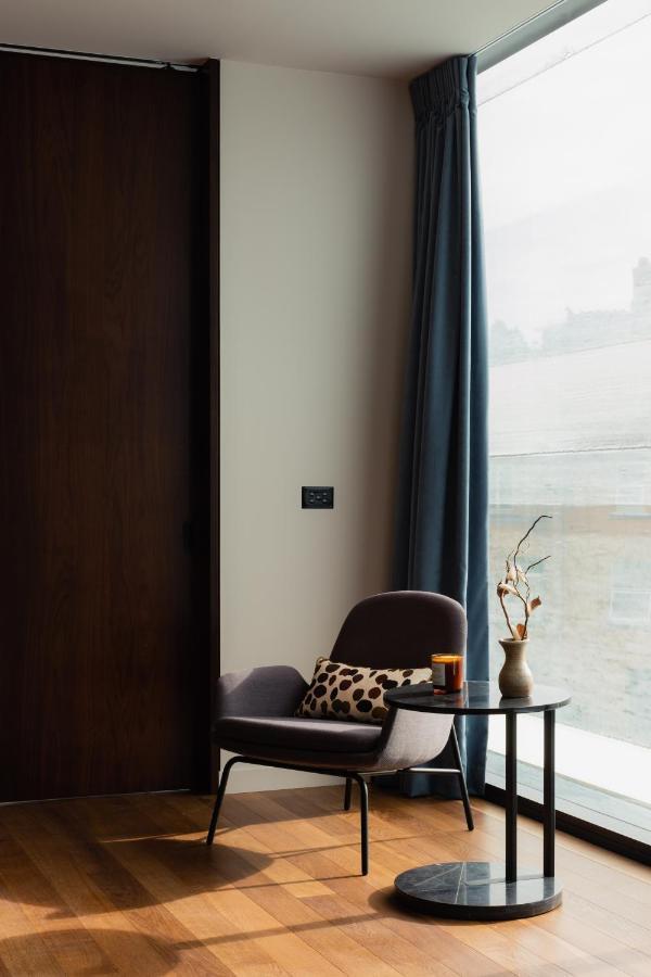 Ebb-Dunedin Kültér fotó A Lutron Maestro dimmer switch