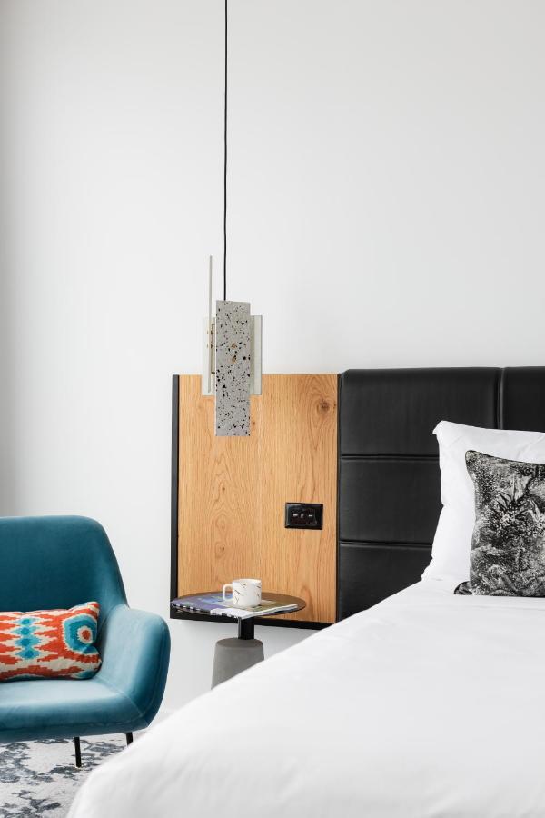 Ebb-Dunedin Kültér fotó A pendant light