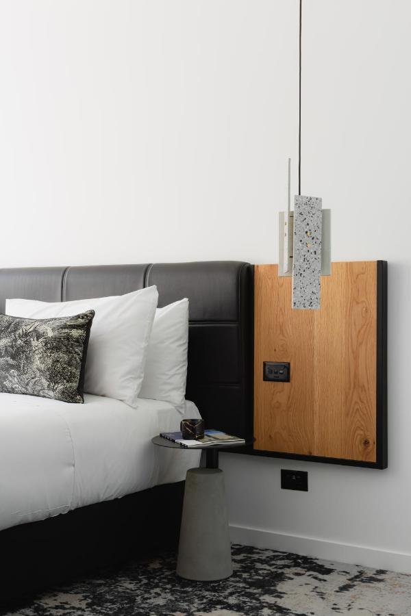 Ebb-Dunedin Kültér fotó A pendant light