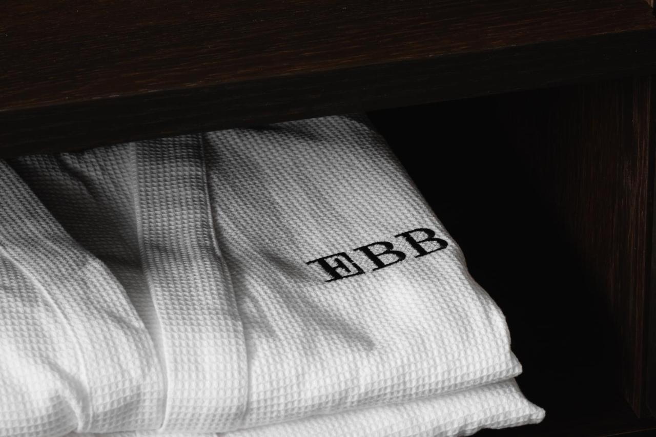 Ebb-Dunedin Kültér fotó A bathrobe