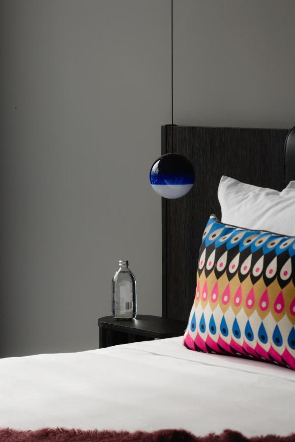 Ebb-Dunedin Kültér fotó The lampshade of the pendant lamp "Globe"